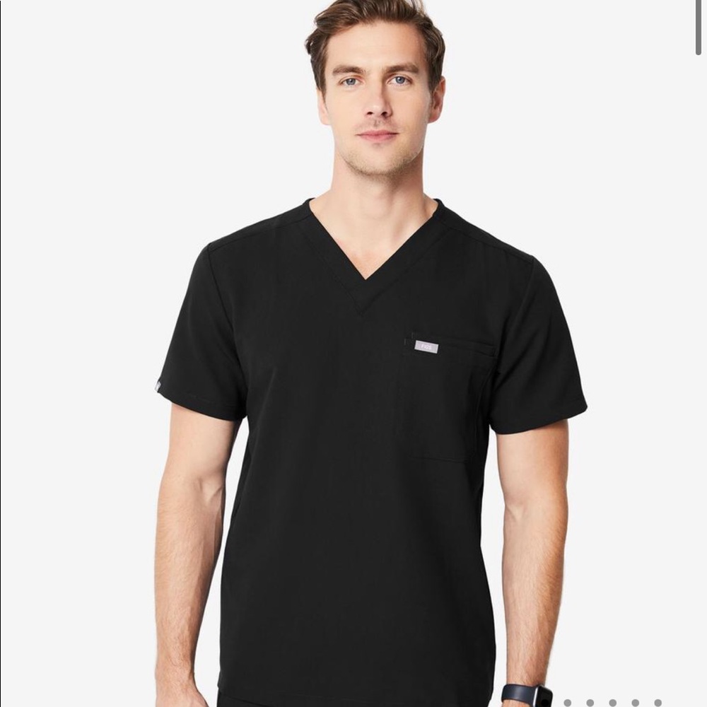 Figs Leon Two Pocket Scrub Top (men’s size medium)